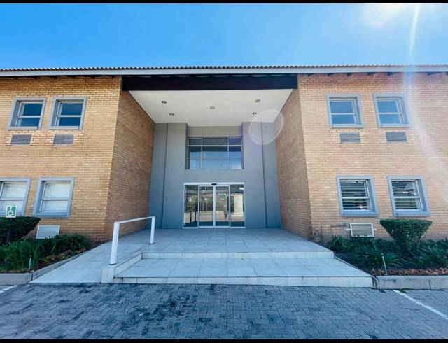 2,300M² OFFICE TO LET IN MIDRIDGE PARK